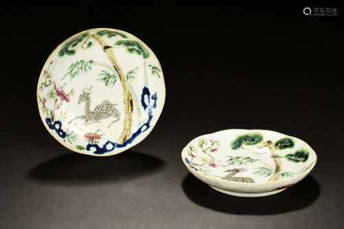 PAIR OF FAMILLE ROSE 'DEER' DISHES