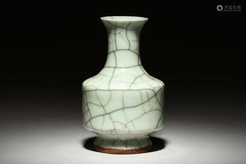 GE-WARE SMALL CELADON VASE