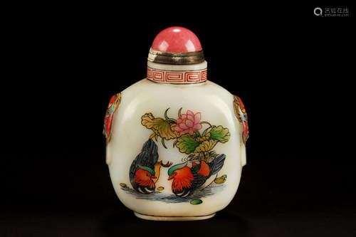 WHITE GLASS AND PAINTED 'DUCKS' SNUFF BOTTLE