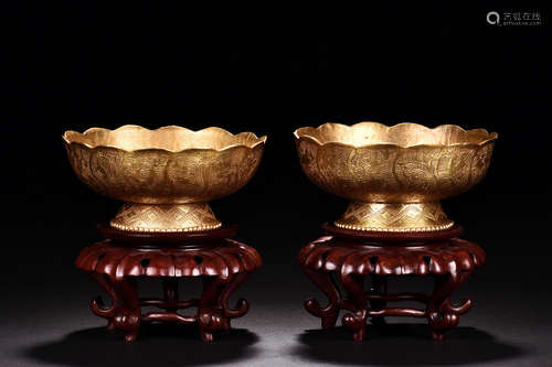 PAIR OF GILT BOWLS WITH STANDS