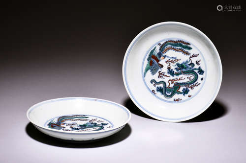 PAIR OF DOUCAI 'DRAGON AND PHOENIX' DISHES