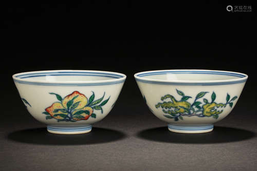 PAIR OF DOUCAI 'THREE FRUITS' BOWLS