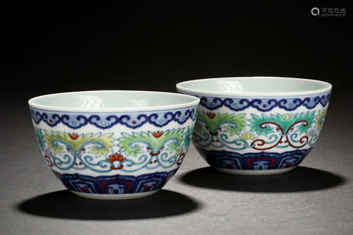 PAIR OF DOUCAI 'FLOWERS' BOWLS