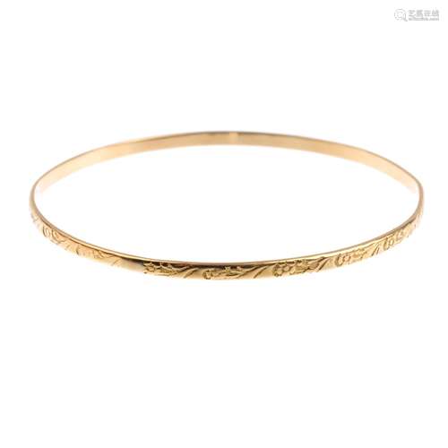 Four gold bangles. Each with floral repeating engraved motif. One with hallmarks for 18ct gold.