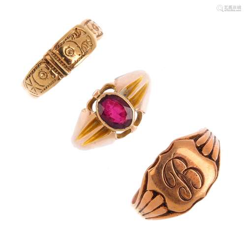 Three gold rings. To include an early 20th century 9ct gold garnet single-stone ring, a gentleman'