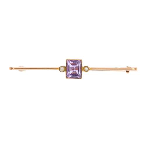 A selection of jewellery. To include an amethyst and split pearl stick pin, a 9ct gold amethyst