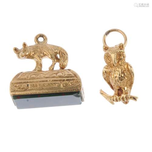 Two 9ct gold animal charms. To include a textured fox and rectangular-shape bloodstone seal charm,