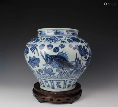 CHINESE PORCELAIN BLUE AND WHITE FISH AND WEED JAR