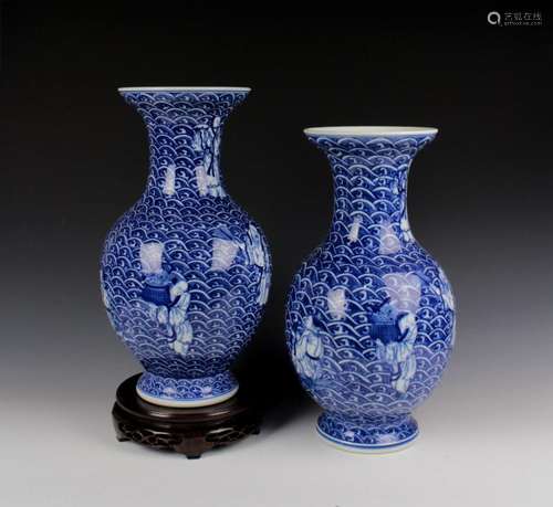 PAIR OF CHINESE PORCELAIN BLUE AND WHITE FIGURES VASES