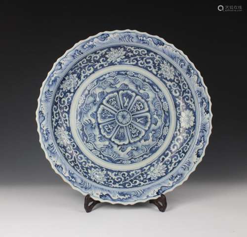 CHINESE PORCELAIN BLUE AND WHITE CHARGER