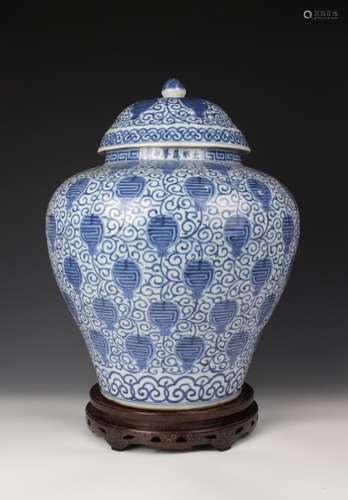 CHINESE PORCELAIN BLUE AND WHITE LIDDED JAR