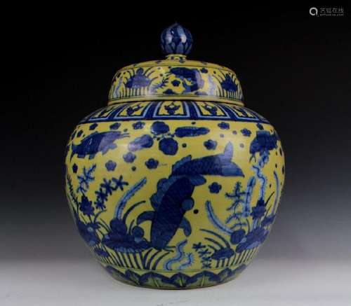 CHINESE PORCELAIN YELLOW AND BLUE FISH AND WEED LIDDED JAR