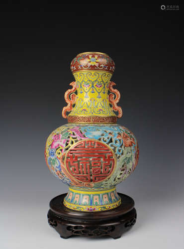 CHINESE PORCELAIN FAMILLE ROSE VASE