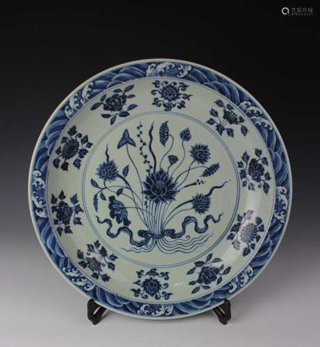 CHINESE PORCELAIN BLUE AND WHITE FLOWER CHARGER