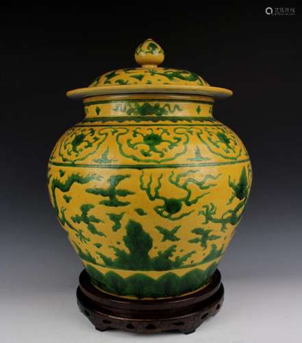 CHINESE PORCELAIN YELLOW AND GREEN DRGON LIDDED JAR