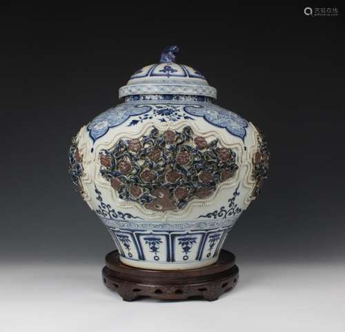 CHINESE PORCELAIN BLUE AND WHITE RED FRUIT LIDDED JAR