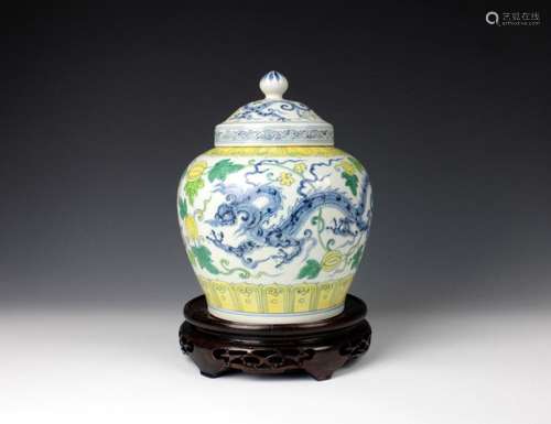 CHINESE PORCELAIN DOUCAI DRAGON LIDDED JAR