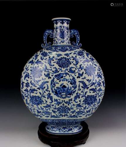 CHINESE PORCELAIN BLUE AND WHITE MOONFLASK VASE