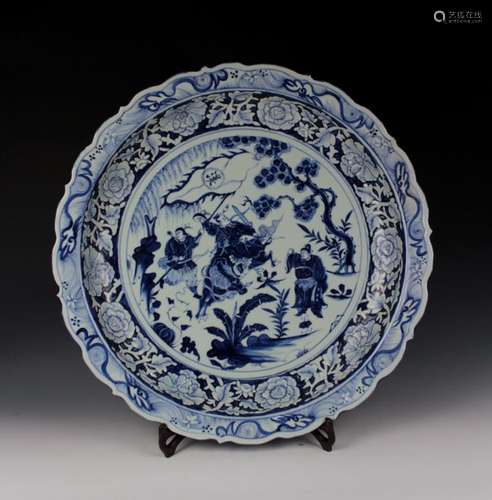 LARGE CHINESE PORCELAIN BLUE AND WHITE FIGURES CHARGER