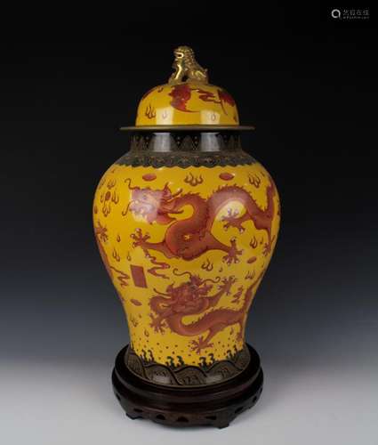 CHINESE PORCELAIN YELLOW AND RED DRAGON LIDDED TEMPLE JAR