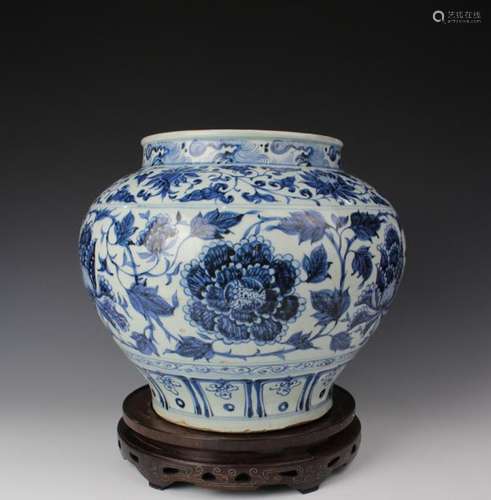 CHINESE PORCELAIN BLUE AND WHITE FLOWER JAR