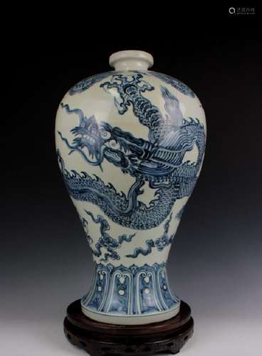 CHINESE PORCELAIN BLUE AND WHITE DRAGON MEIPING VASE