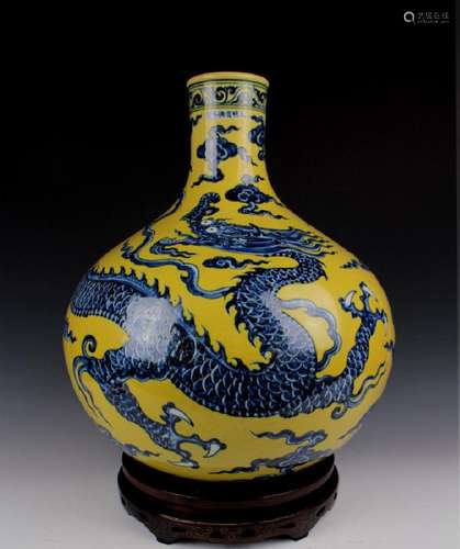 CHINESE PORCELAIN YELLOW GROUND BLLUE DRAGON TIANQIU VASE