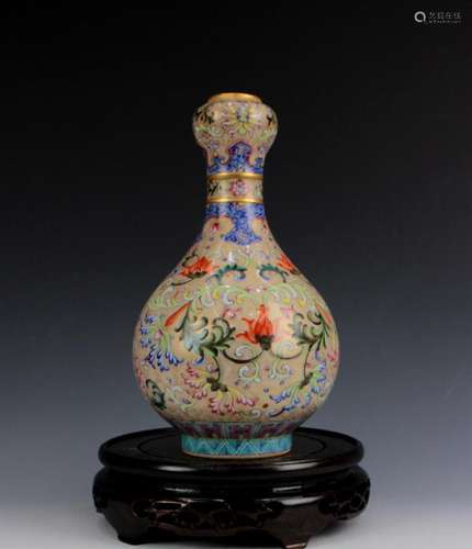 CHINESE PORCELAIN FAMILLE ROSE VASE