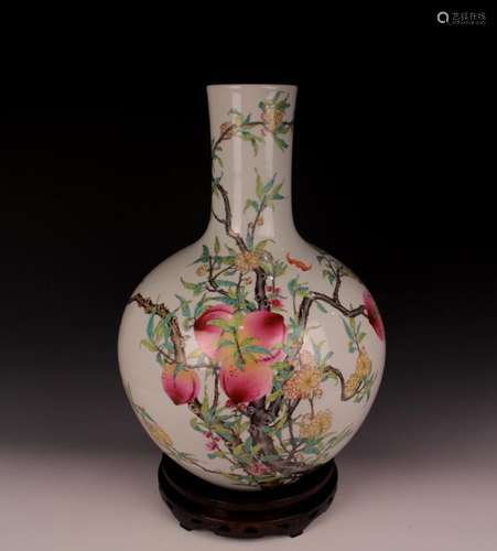 CHINESE PORCELAIN FAMILLE ROSE PEACH TIANQIU VASE