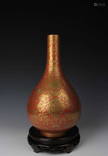 CHINESE PORCELAIN RED GROUND GOLD PAINTED VASE