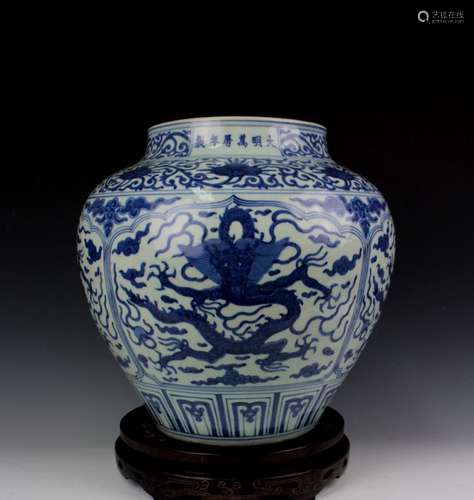 CHINESE PORCELAIN BLUE AND WHITE DRAGON JAR