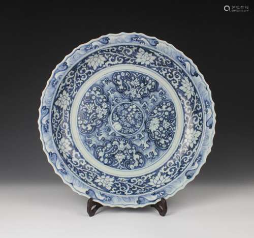 CHINESE PORCELAIN BLUE AND WHITE FLOWER CHARGER