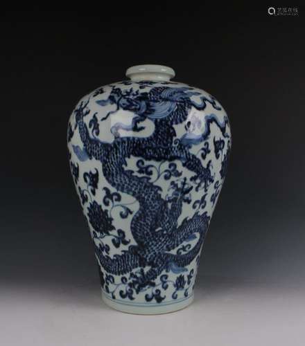 CHINESE PORCELAIN BLUE AND WHITE DRAGON MEIPNIG VASE