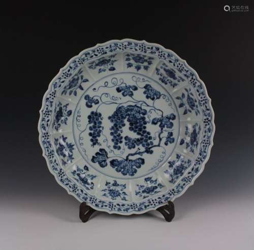 CHINESE PORCELAIN BLUE AND WHITE GRAPE CHARGER