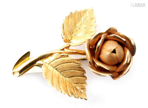 An 18ct hallmarked brooch modelled as a matt finish single rose head to a double leaf stem, length 4cm, weight 6g, Birmingham 1979, Bernard Instone.