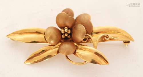 An 18ct hallmarked brooch modelled as a floral spray, central flower head in a matt finish, length 6cm, 7.8g, Birmingham 1970, Bernard Instone.