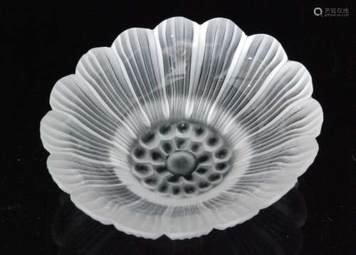 A contemporary Lalique glass Paquerettes Cendrier in the form of a stylised daisy flower, engraved signature, original box, diameter 10cm.