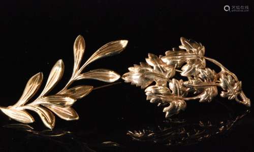 Two 9ct hallmarked brooches one modelled as a fern spray, the other an ivy leaf spray, length 6cm and 5cm respectively, total weight 21g, one marked Birmingham 1979, Bernard Instone. (2).