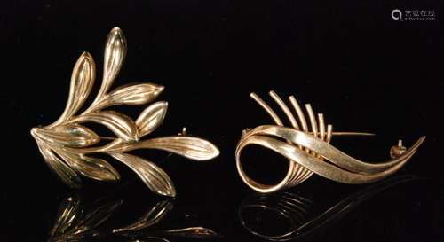 Two 9ct hallmarked brooches one modelled as a fern spray, the other an abstract example, lengths 4.5cm total weight 16.5g, one marked Birmingham 1979 and 1978 respectively, Bernard Instone. (2).