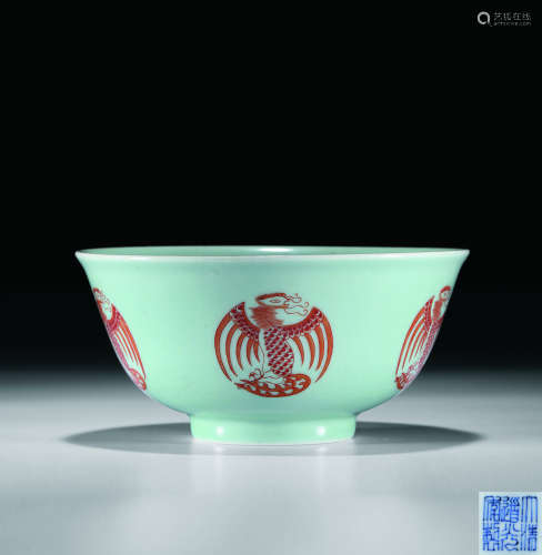 清 豆青釉矾红团凤纹碗