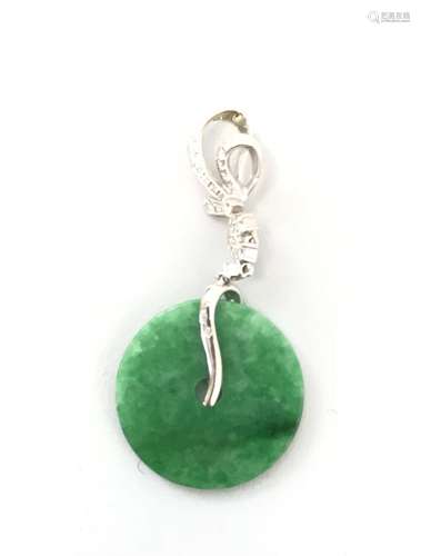 A Jadeite Pendant with 18k White Gold and Diamond