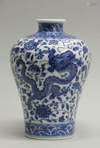 Chinese Blue/White Porcelain Dragon Designed Vase