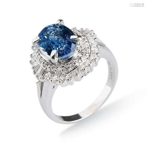 斯里兰卡3.17克拉淡蓝色蓝宝石镶0.77克拉钻石铂金戒指