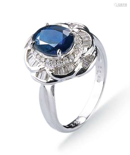斯里兰卡2.21克拉皇家蓝宝石镶0.40克拉钻石花形铂金戒指