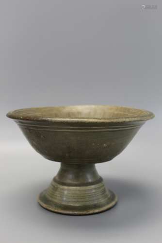 Antique Sawankhalok celadon pottery tazza, ca. mid 14th