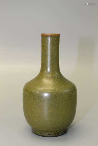 Chinese tea dust porcelain vase, Qianlong mark.