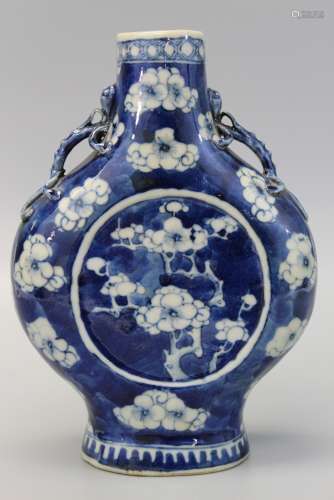 Chinese blue and white porcelain vase, 19th Century.