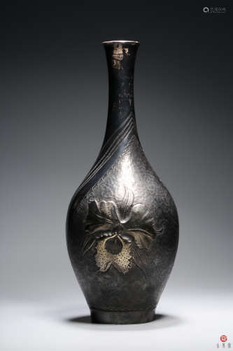19世纪.“silver”款作花卉槌目纹纯银花瓶