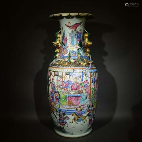 A LARGE FAMILLE ROSE VASE, LATE QING DYNASTY
