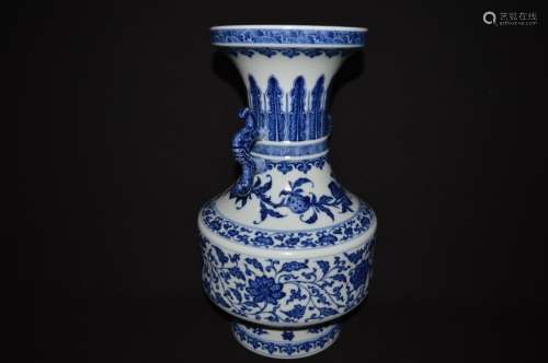 A BLUE AND WHTIE VASE